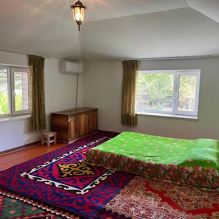 Toktogul Ghesthouse Hotel ภายนอก รูปภาพ