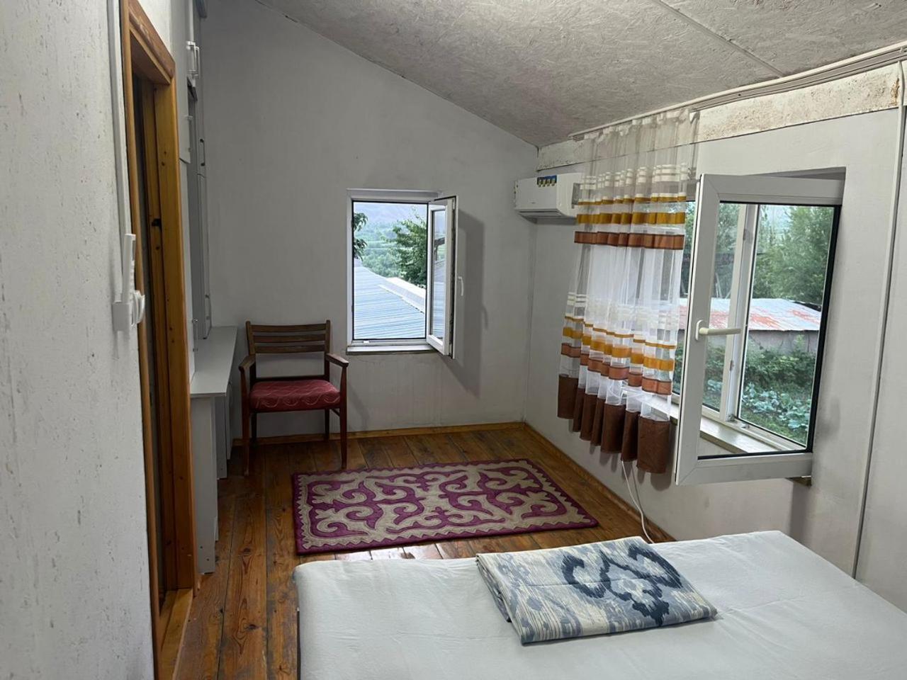 Toktogul Ghesthouse Hotel ภายนอก รูปภาพ