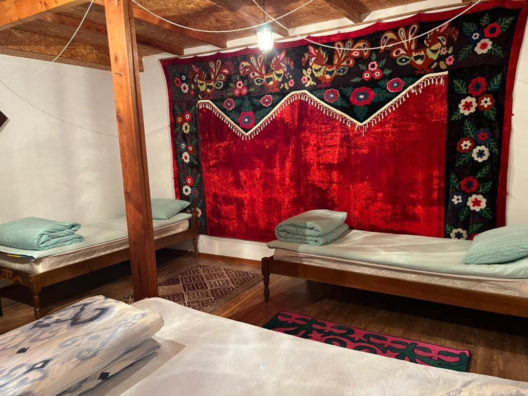 Toktogul Ghesthouse Hotel ภายนอก รูปภาพ