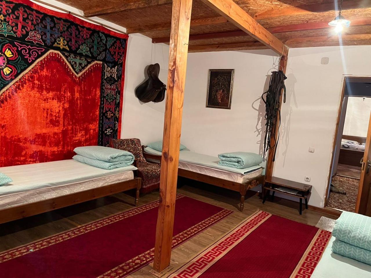 Toktogul Ghesthouse Hotel ภายนอก รูปภาพ