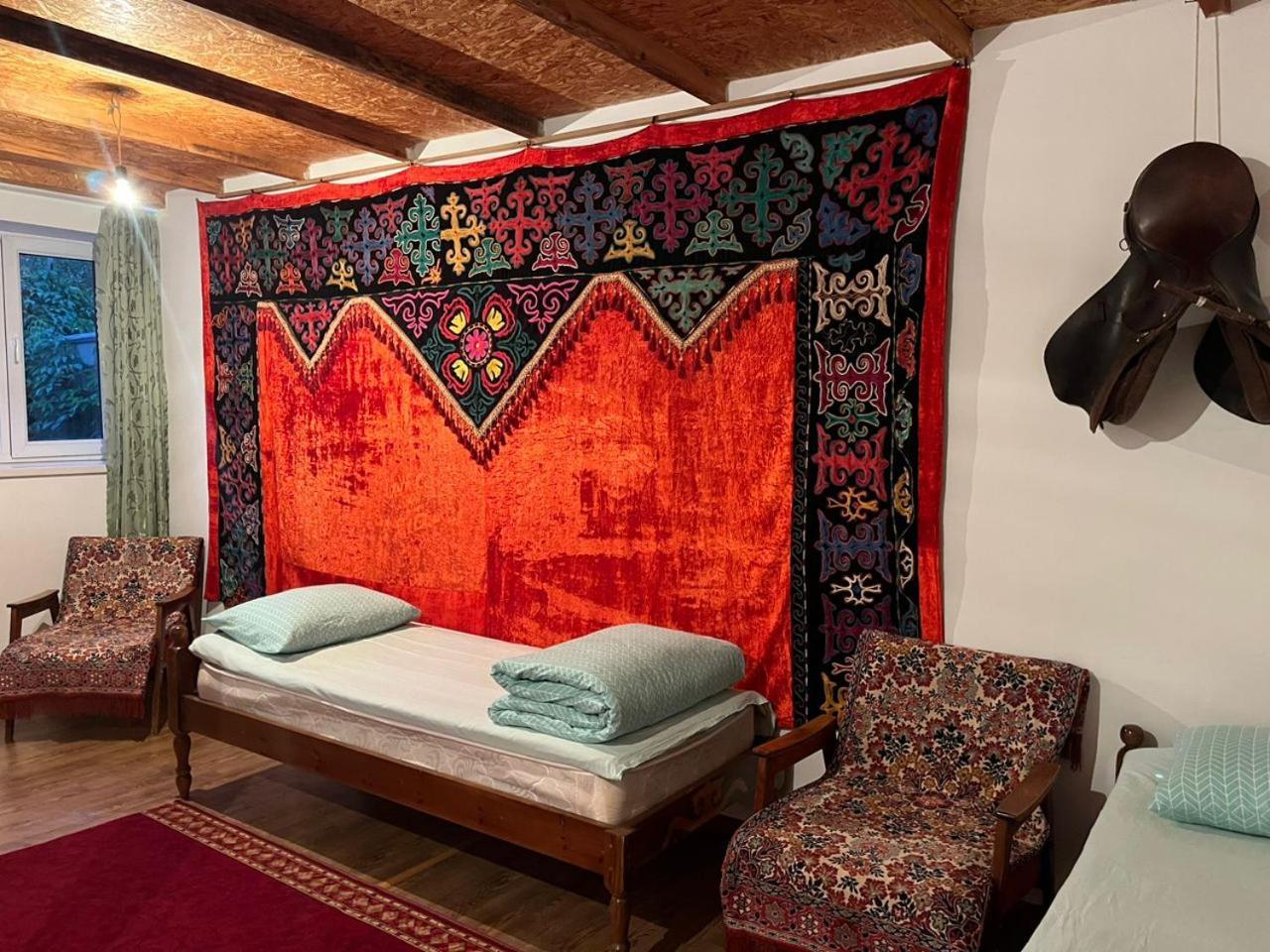Toktogul Ghesthouse Hotel ภายนอก รูปภาพ